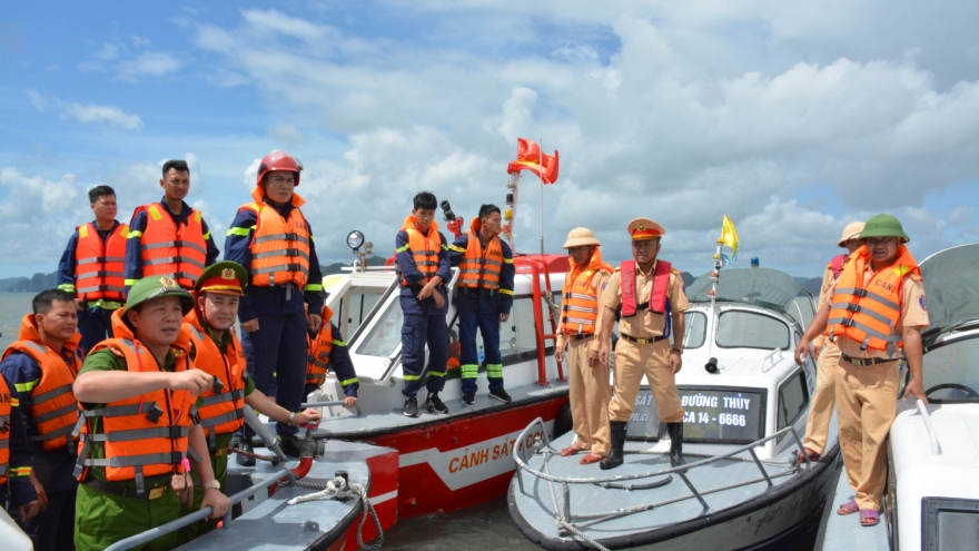 Quảng Ninh nỗ lực tìm kiếm 2 nạn nhân vụ lật tàu du lịch còn mất tích trên biển